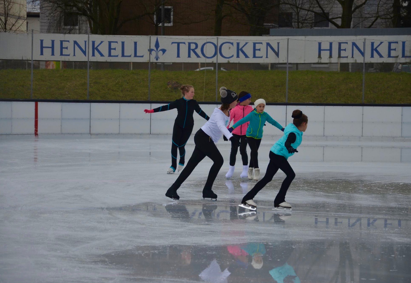 Fleißig Unterschriften gesammelt: Eisläuferinnen auf der Henkell-Kunsteisbahn