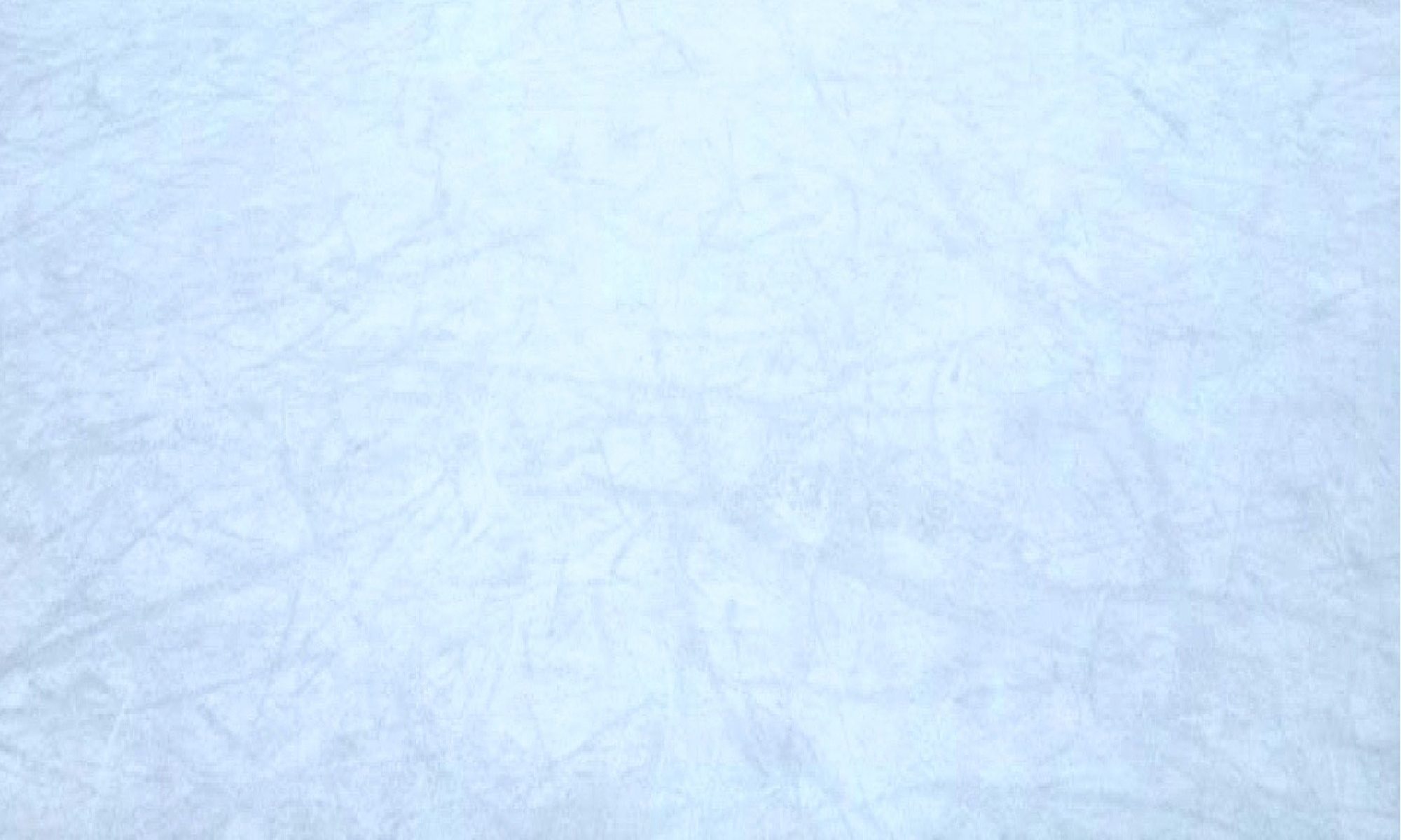 Blau schimmernde Eisbahn mit Spuren der Schlittschuhe