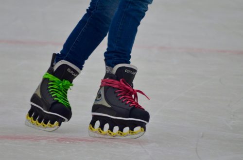 Laufzeiten und Eintrittspreise und insgesamt alles Wissenswerte bietet der Flyer der Eislaufsaison: Eisläuferin auf der Henkell-Kunsteisbahn