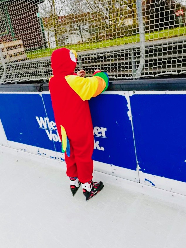 Die farbenfrohen Kostüme strahlten beim Faschings-Eislaufen 2019 auf der Henkell-Kunsteisbahn um die Wette