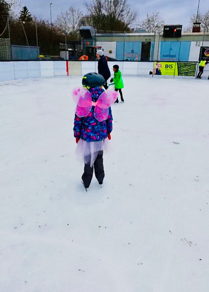 Die farbenfrohen Kostüme strahlten beim Faschings-Eislaufen 2019 auf der Henkell-Kunsteisbahn um die Wette